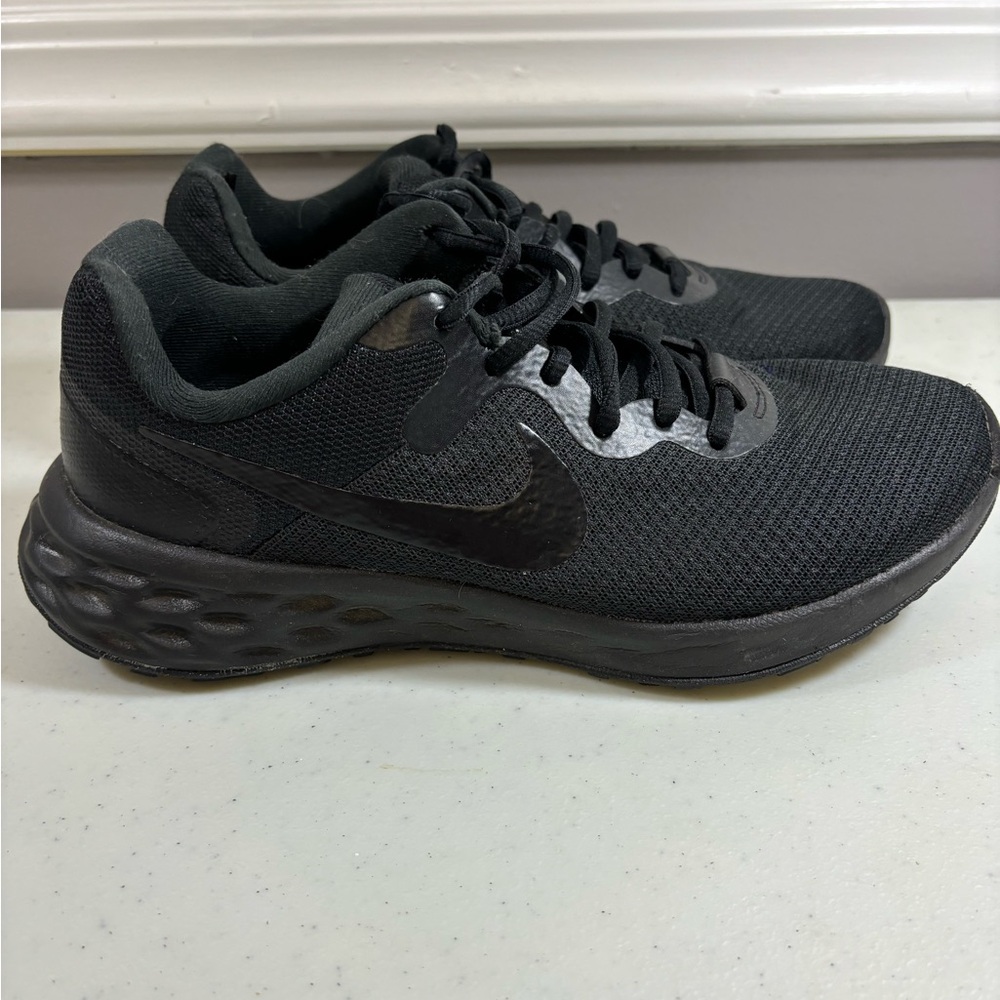 Nike Womens black size 8 running shoe.
